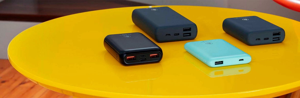 Best power bank: Several power banks lie on a table.