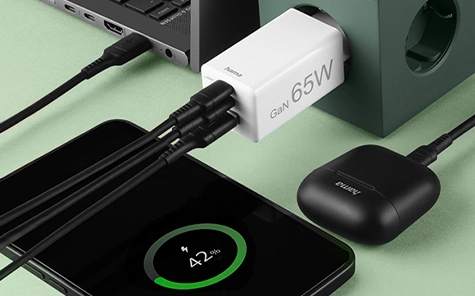 Laptop, headphones and smartphone are charged via the 65 watt GaN multi-charger